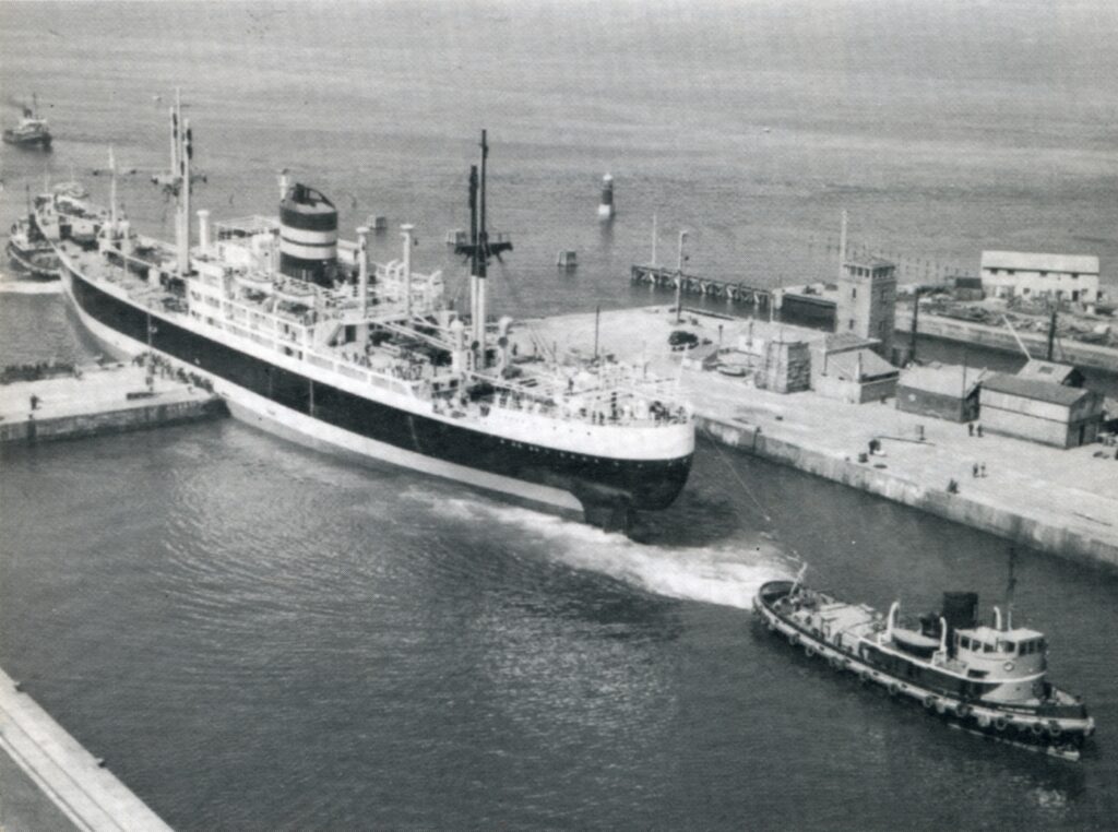 Flying Buzzard assists Clan Robertson at Greenock 1954